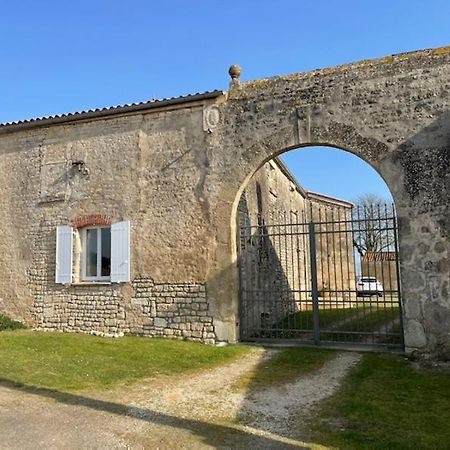 La Commanderie Des Templiers Gite 4 Etoiles Saint-Etienne-de-Brillouet 外观 照片
