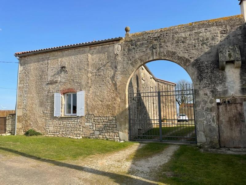 La Commanderie Des Templiers Gite 4 Etoiles Saint-Etienne-de-Brillouet 外观 照片